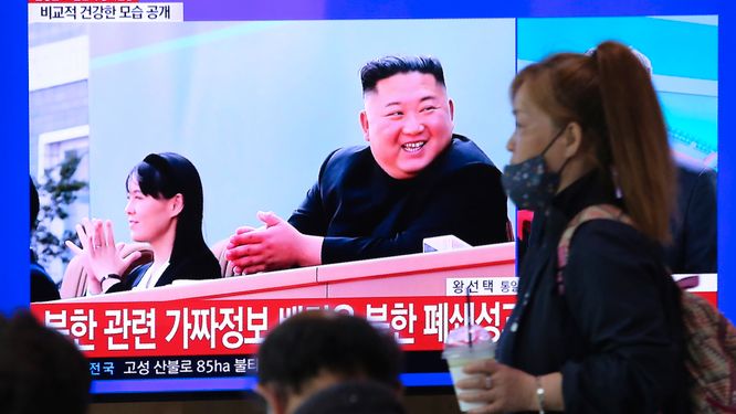 En sydkoreansk tv-sändning om läget i grannlandet. I tv-bilden syns Kim Jong-Un, närmast kameran, och hans syster Kim Yo-Jong vid en ceremoni på en gödselanläggning. Enligt nordkoreanska medier ägde ceremonin rum förra fredagen.