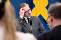 Finansminister Mikael Damberg presenterar regeringens nya ekonomiska prognos vid en pressträff.