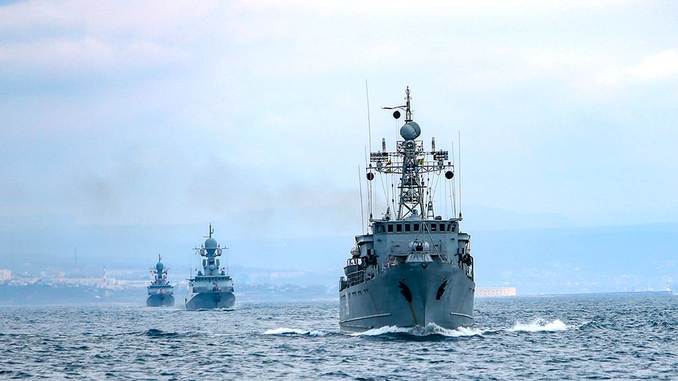 Ryska fartyg övar i Svarta havet i april 2021. Arkivbild.