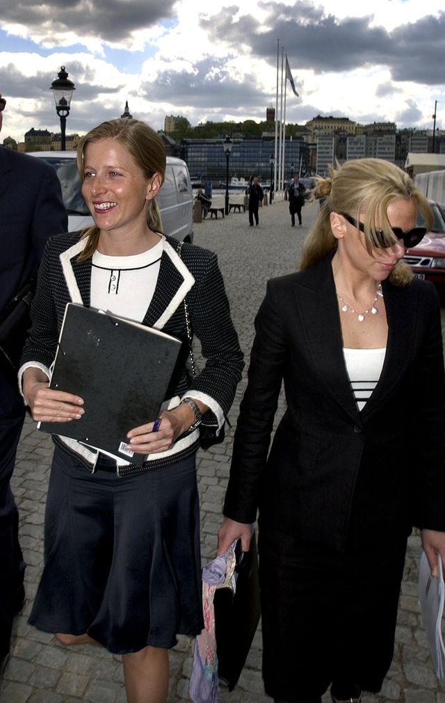 Sophie Stenbeck med storasyster Cristina på Inviks årsstämma 2004.