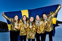 Anna Hasselborg, Sara Mcmanus, Agnes Knockenhauer, Sofia Mambergs och Jennie Wåhlin jublar med sina guldmedaljer efter vinsten mot Sydkorea i OS-finalen.
