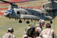 En amerikansk helikopter landsätter brittiska soldater under Nato­övningen Swift Response 22 i Nord­makedonien.