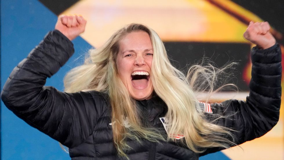 Jessie Diggins firar guldet på 10 km fristil i skid-VM den 1 mars.