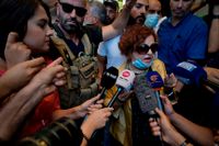 Den libanesiska domaren Ghada Aoun talar till journalister efter tisdagens tillsalag mot centralbanken i Beirut.