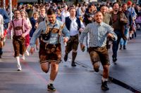 Törstiga besökare springer för att säkra en plats på årets upplaga av Oktoberfesten i München.