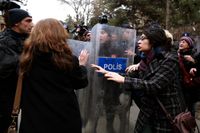 Turkisk polis och demonstranter konfronterades utanför Ankaras universitet i februari 2017 då mängder av lärare fick sparken.
