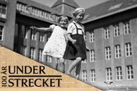 Två flickor leker på Adolf Fredriks folkskolas skolgård, 1944.