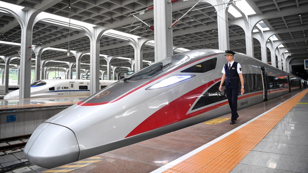 Kina har gjort en massiv utbyggnad av höghastighetståg. Nu sågas den svenska planeringen för riktigt snabba tåg.