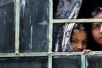 Två kvinnor håller sig hemma under ett utegångsförbud i Bhainsa i Adilabad-distriktet i går, efter sammandrabbningar mellan hinduer och muslimer.