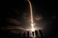 Foto taget med lång exponeringstid när Falcon 9-raketen stiger från Cape Canaveral i Florida.
