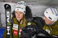 Anna Swenn Larsson och André Myhrer deppar efter kvartsfinalförlusten mot Schweiz i lagtävlingen.