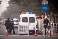 Poliser utanför Diaoyutai-komplexet i Peking.