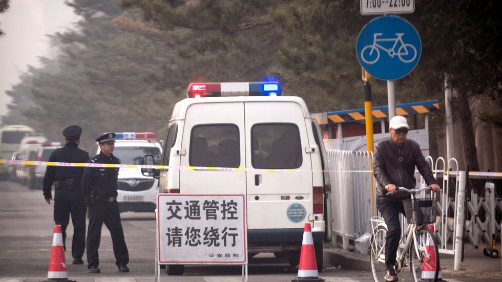 Poliser utanför Diaoyutai-komplexet i Peking.