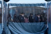 Sydkoreaner i kö för att testa sig för covid-19 i Seoul.