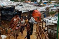 Rohingyer på flykt från förföljelse i Myanmar huseras i bristfälliga flyktingläger i bland annat Bangladesh.