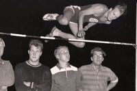 På bilden, tagen 1956, hoppar Bengt "Benke" Nilsson över både en levande mur och höjdhoppsribban. Arkivbild.