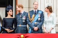 Prins Harry och Meghan tillsammans med drottningen, prins William och hans hustru Kate.