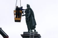 Utanför Kungliga slottet i Stockholm står en fem ton tung staty av Gustav III som inte ens två lyftkranar förmådde lyfta bort när den skulle renoveras 2005.