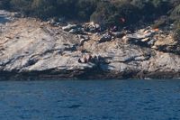 På en klippa upptäcker 33 strandsatta människor.