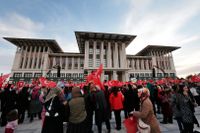 Anhängare till president Erdogan samlades för att fira utanför presidentpalatsen dagen efter folkomröstningen.