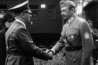 Gustaf Mannerheim gratuleras på sin 75-årsdag av Adolf Hitler under pågående andra världskrig, 4/6 1942.