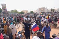 Nigerier, några av dem med ryska flaggor, demonstrerade till stöd för kuppledaren Abdourahmane Tchiani i söndags. Samma dag attackerades Frankrikes ambassad i Niamey.