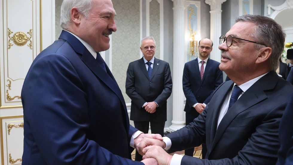 Belarus president Aleksandr Lukasjenko, vänster, och Internationella ishockeyförbundets ordförande René Fasel träffades i Minsk.