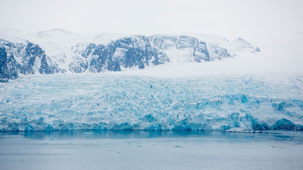 En glaciär som långsamt tippar i havet på Svalbard, som tillsammans med Arktis är det område i världen där klimatförändringarna märks mest och först. Arkivbild.