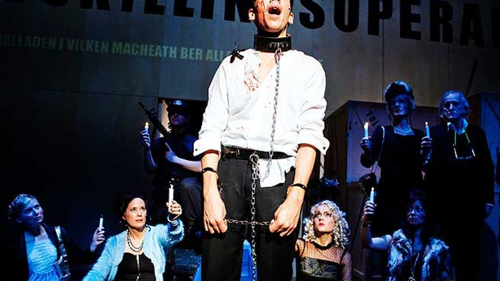 Robin Keller spelar Mackie Kniven i Uppsala stadsteaters uppsättning av Bertolt Brechts Tolvskillingoperan.