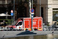 En ambulans vid den plats i Barcelona i Spanien där en person i en skåpbil kört in i flera människor.