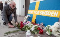 Danske konstnären Artpusher lägger blommor vid en ironisk manifestation i Köpenhamn efter Donald Trumps ökända ”Last night in Sweden”-tal 2017.