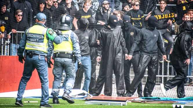 Skandalscener när AIK mötte Djurgården. 