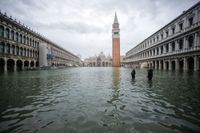 Markusplatsen i Venedig översvämmad.