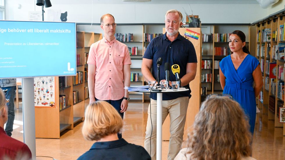 Liberalernas partiledare Johan Pehrson (mitten) presenterar partiets valmanifest tillsammans med Gulan Avci (till höger), jämställdhetspolitisk talesperson och Jan Jönsson, socialborgarråd i Stockholm.