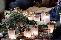 Ungdomar med blommor och ljus vakar vid  Kungsholms hamnplan där en sextonåring misshandlades till döds.
