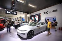 Besökare flockas till Xpengs, Xiaopeng Motors, på en bilmässa i Kina 2020. Xpeng anses vara Teslas huvudkonkurrent. 