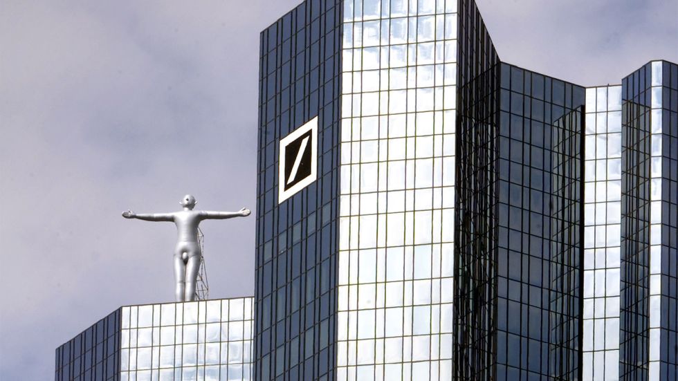 Deutsche Bank, med huvudkontoret i Frankfurts finanskvarter, pressas hårt på marknaden i vågen av oro i banksektorn. Arkivbild.