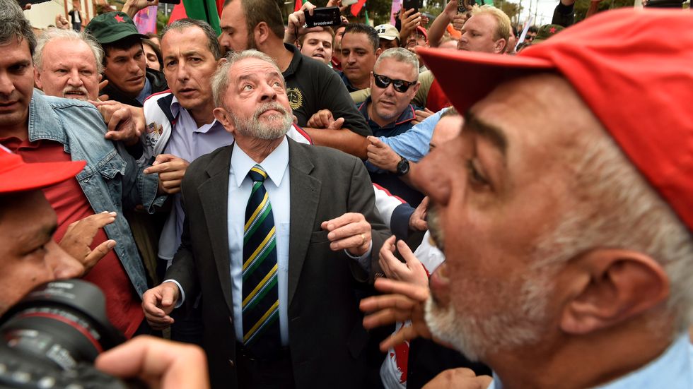 Luiz Inácio Lula da Silva anländer till domstolen och hälsas av anhängare.