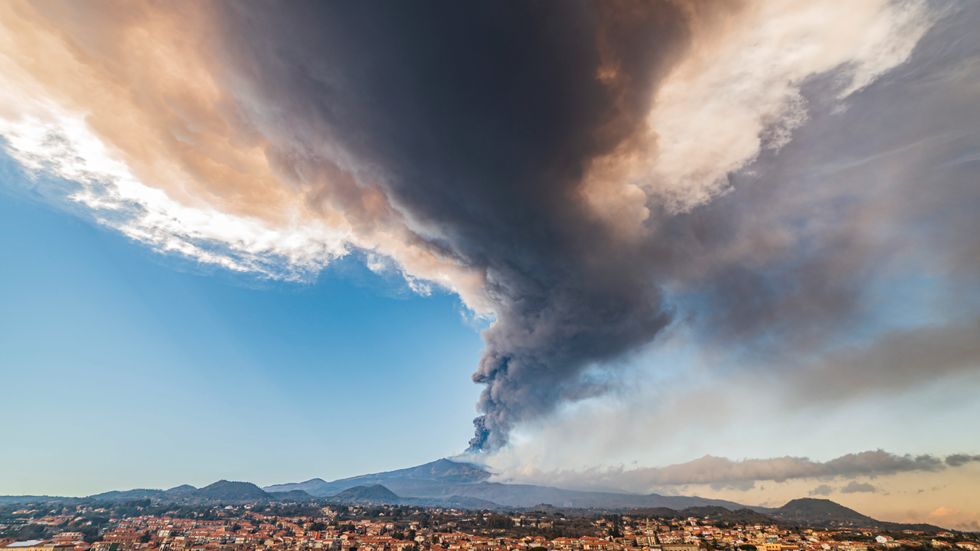 Vulkanen Etna i Italien spyr ut aska och rök.