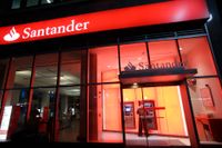 Spanska bank Santanders brittiska avdelning skickade ofrivilligt ut ”julbonusar” till 75 000 kontoinnehavare i Storbritannien. 