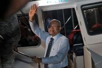 Maldivernas tidigare president Maumun Abdul Gayum vinkar när han kom till domstolen i huvudstaden Malé på söndagen.
