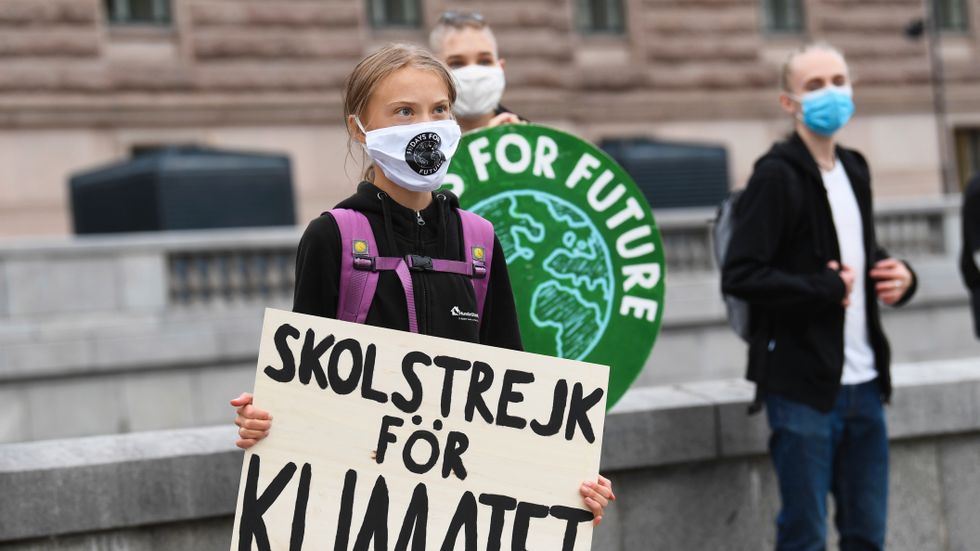  Klimataktivisten Greta Thunberg strejkar utanför Riksdagshuset i Stockholm i början på september. 