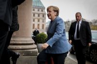 Angela Merkel anländer till regeringsförhandlingar. 