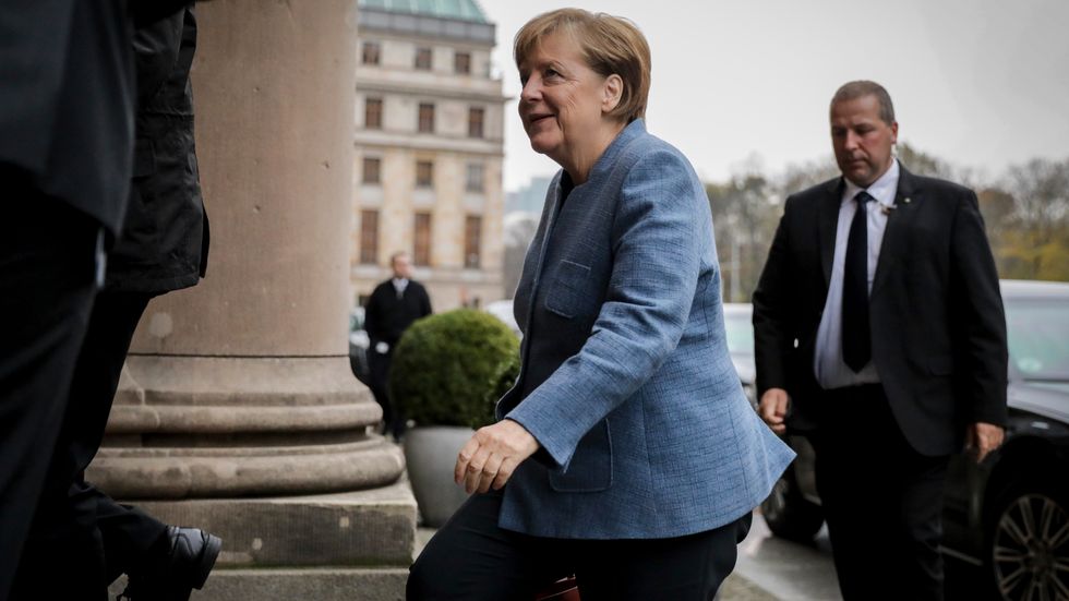 Angela Merkel anländer till regeringsförhandlingar. 