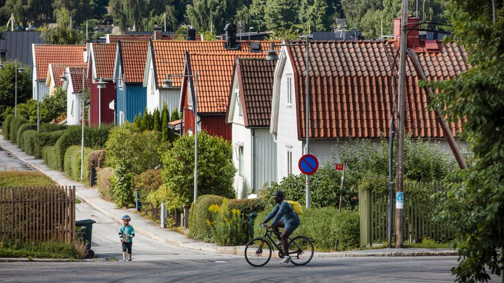 Bostadspriserna kan falla med upp till 20 procent – ekonomen varnar för Riksbankens nästa höjning av styrräntan.