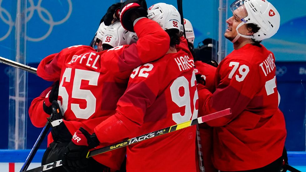 Schweiz jublade efter ett av fyra mål framåt mot Tjeckien i OS-åttondelsfinalen.