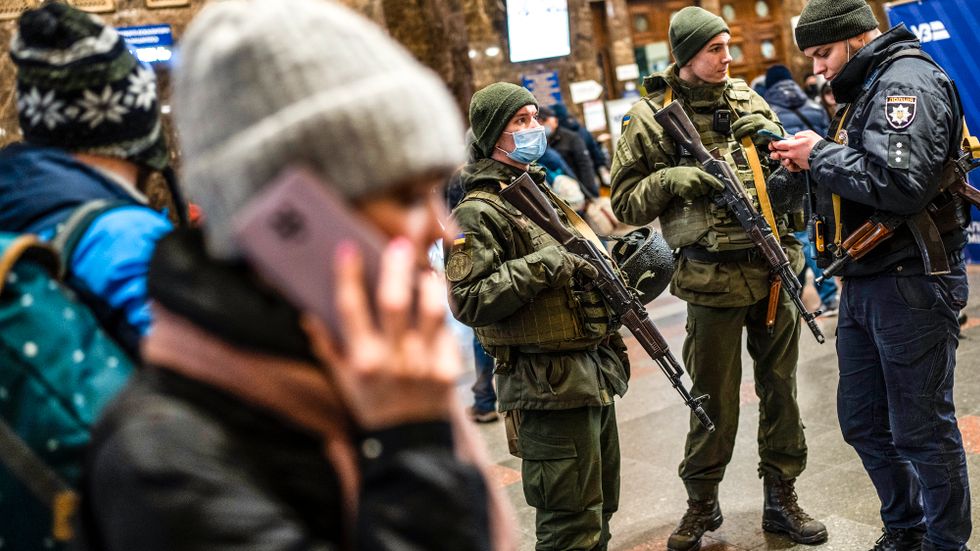 Ukrainska soldater patrullerar på tågstation i Kiev.