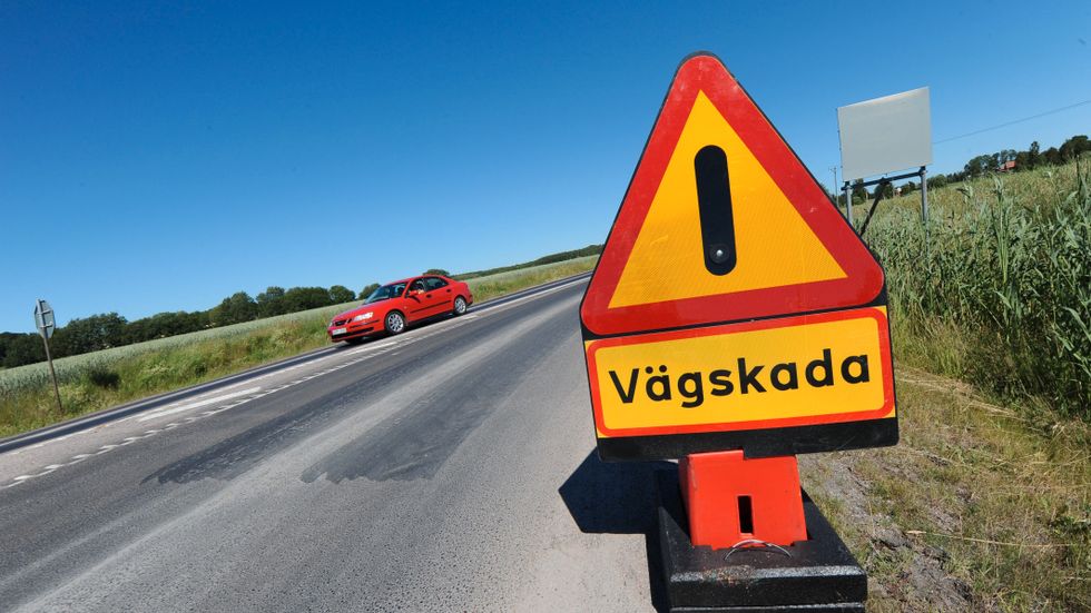 Trafikverket är skyldigt att åtgärda eller varna för vägskador inom rimlig tid. Potthål och stenar på vägen är vanligt under sommaren.