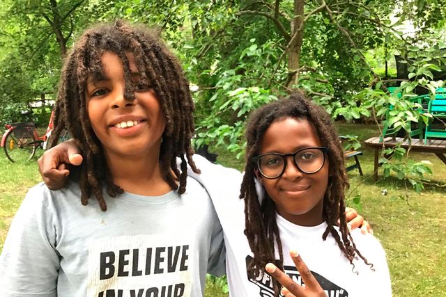Leon och Marley tycker att ”Black lives matter”-rörelsen är viktig även i Sverige, eftersom de själva har blivit utsatta för rasism. Foto: Privat