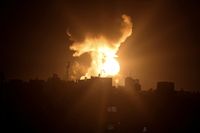 En explosion orsakad av israeliskt stridsflyg lyser upp himlen i södra Gaza på söndagen.